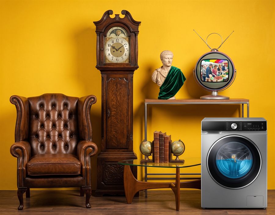 Sillón, reloj de pie y lavadora