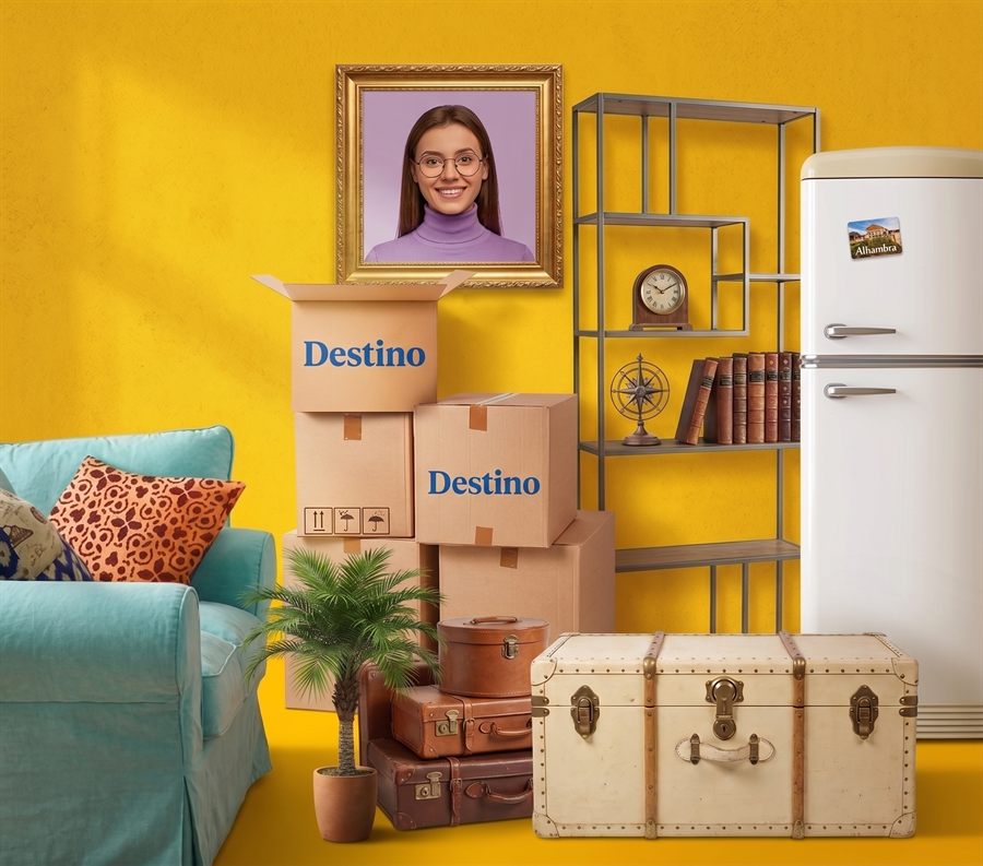 Salón con cajas Destino y muebles diversos